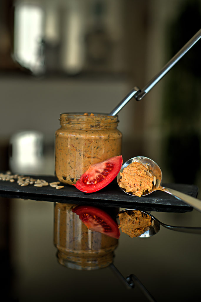 Veganer Brotaufstrich mit Tomaten-Sonnenblumenkernen | Kochgestoeber ...